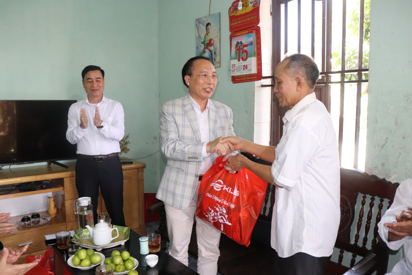 Công ty KLB thăm hỏi, tặng quà Tết các gia đình chính sách tại xã Hồng Phong